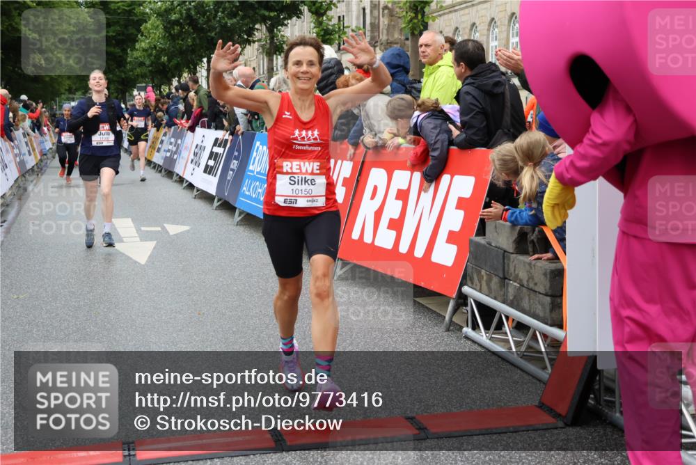 14.06.2026 - REWE Women's Run Strokosch-Dieckow http://msf.ph/oto/9773416 14.06.2026 09:55:30 Ziel 10150, 10598, 11300, 11443 meine-sportfotos.de
