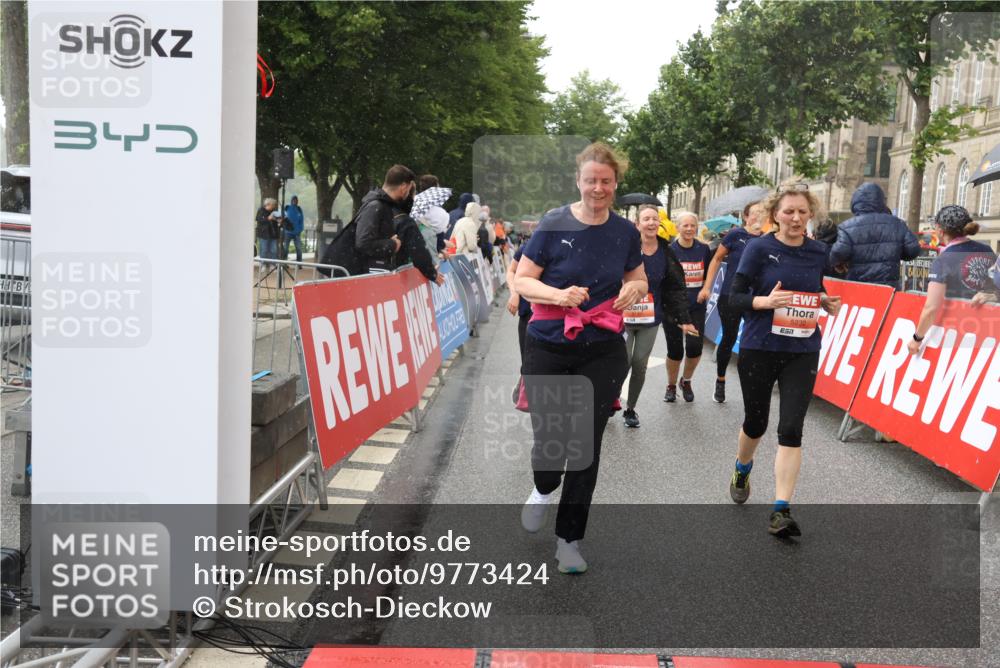 14.06.2026 - REWE Women's Run Strokosch-Dieckow http://msf.ph/oto/9773424 14.06.2026 11:08:51 Ziel 5186, 5187, 5224, 5232, 5235, 5318, 5413, 5593, 5614, 5758, 5779, 6014 meine-sportfotos.de