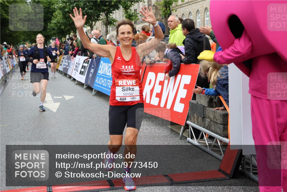 14.06.2026 - REWE Women's Run Strokosch-Dieckow http://msf.ph/oto/9773450 14.06.2026 09:55:31 Ziel 10150, 10231, 10598, 11300, 11443 meine-sportfotos.de