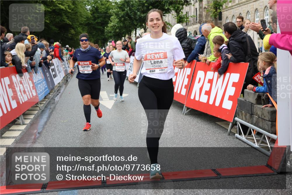 14.06.2026 - REWE Women's Run Strokosch-Dieckow http://msf.ph/oto/9773658 14.06.2026 09:55:39 Ziel 10129, 10231, 10358, 10364, 10372, 10496, 10662, 10699, 10810, 11089, 11300, 11454 meine-sportfotos.de