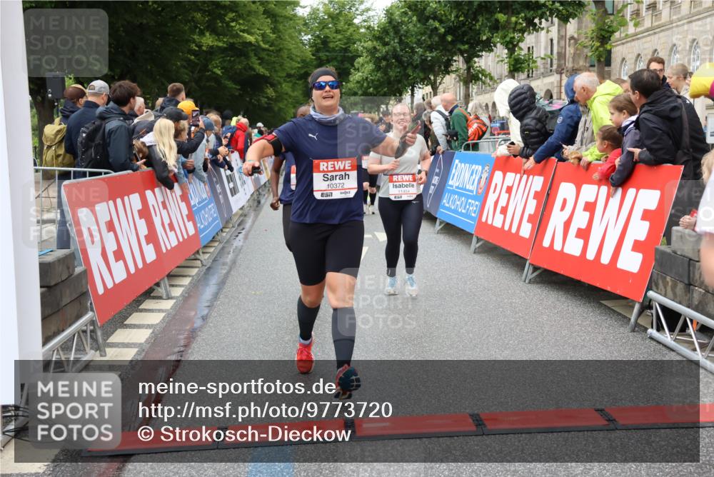 14.06.2026 - REWE Women's Run Strokosch-Dieckow http://msf.ph/oto/9773720 14.06.2026 09:55:40 Ziel 10129, 10231, 10358, 10364, 10372, 10496, 10662, 10699, 10810, 11089, 11300, 11454 meine-sportfotos.de