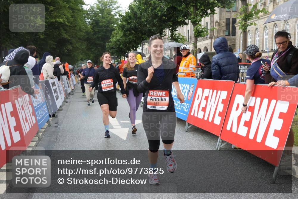 14.06.2026 - REWE Women's Run Strokosch-Dieckow http://msf.ph/oto/9773825 14.06.2026 11:08:35 Ziel 5175, 5296, 5411, 5459, 5851, 5852, 5875, 5900, 5931, 5949, 5994 meine-sportfotos.de
