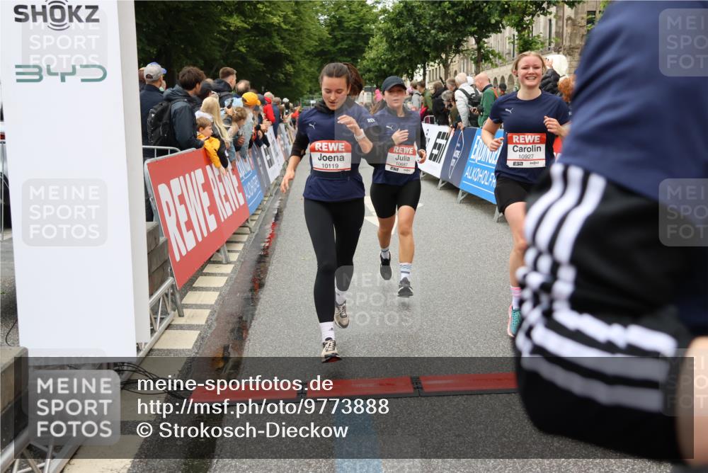 14.06.2026 - REWE Women's Run Strokosch-Dieckow http://msf.ph/oto/9773888 14.06.2026 09:55:47 Ziel 10104, 10119, 10129, 10358, 10364, 10372, 10496, 10600, 10623, 10662, 10687, 10699, 10927, 11454 meine-sportfotos.de