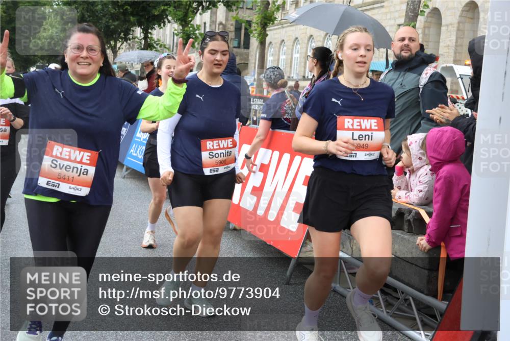 14.06.2026 - REWE Women's Run Strokosch-Dieckow http://msf.ph/oto/9773904 14.06.2026 11:08:30 Ziel 5175, 5253, 5296, 5411, 5459, 5597, 5807, 5875, 5900, 5931, 5949 meine-sportfotos.de