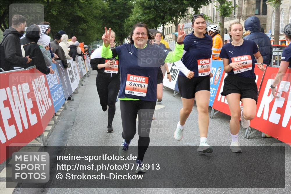 14.06.2026 - REWE Women's Run Strokosch-Dieckow http://msf.ph/oto/9773913 14.06.2026 11:08:29 Ziel 5175, 5201, 5253, 5296, 5411, 5459, 5597, 5807, 5875, 5900, 5931, 5949 meine-sportfotos.de