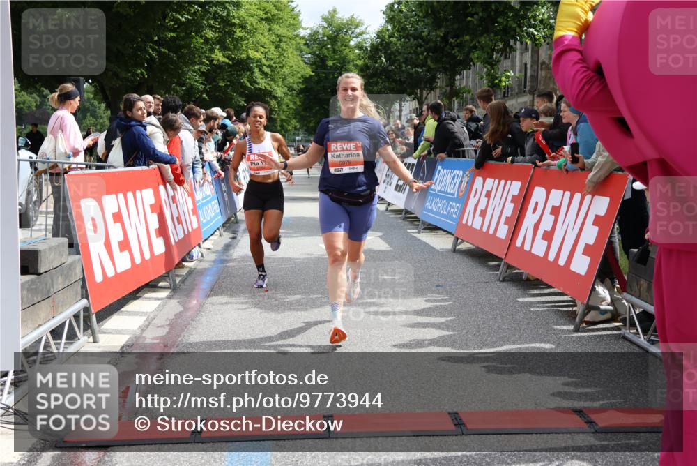 14.06.2026 - REWE Women's Run Strokosch-Dieckow http://msf.ph/oto/9773944 14.06.2026 10:53:59 Ziel 5164, 5975 meine-sportfotos.de