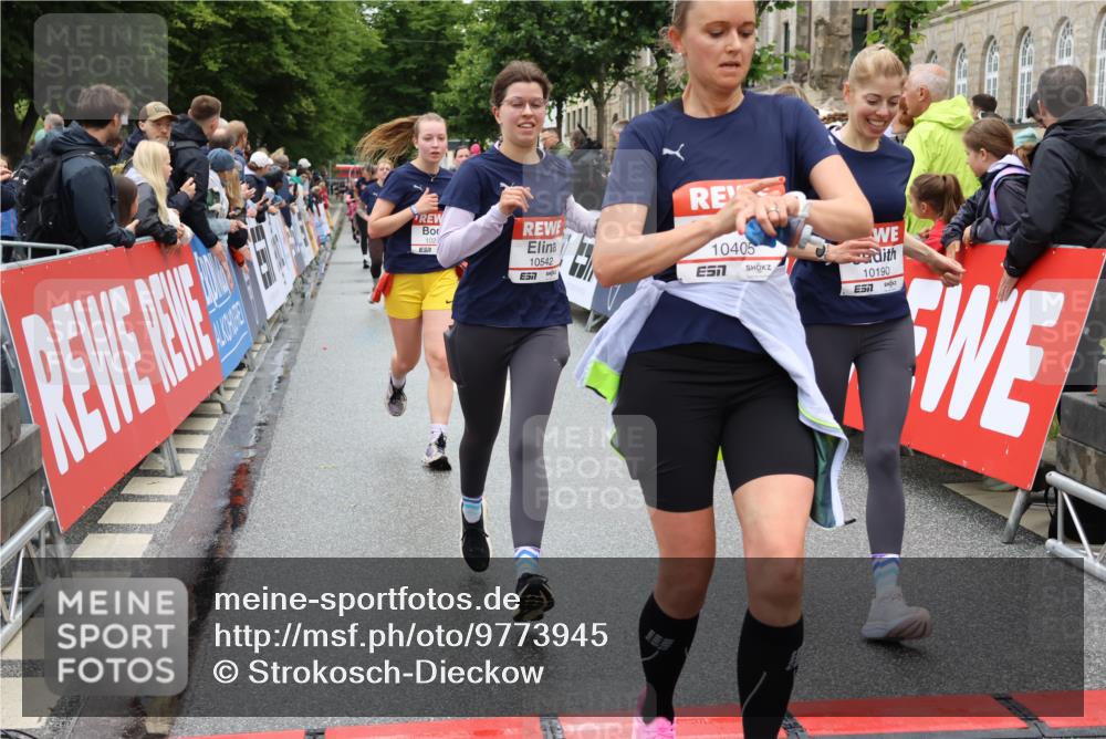 14.06.2026 - REWE Women's Run Strokosch-Dieckow http://msf.ph/oto/9773945 14.06.2026 09:59:45 Ziel 10088, 10190, 10264, 10279, 10280, 10405, 10542, 10567, 10664, 10721, 10858, 11005, 11221, 11275 meine-sportfotos.de