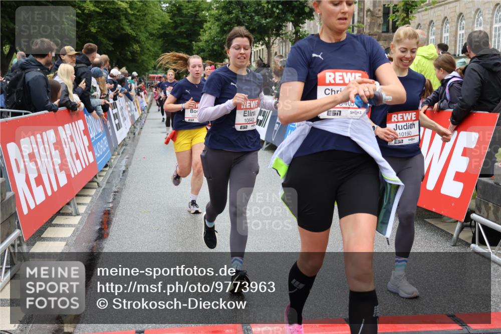 14.06.2026 - REWE Women's Run Strokosch-Dieckow http://msf.ph/oto/9773963 14.06.2026 09:59:45 Ziel 10088, 10190, 10264, 10279, 10280, 10405, 10542, 10567, 10664, 10721, 10858, 11005, 11221, 11275 meine-sportfotos.de
