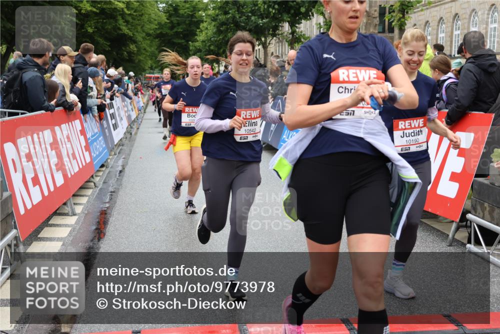 14.06.2026 - REWE Women's Run Strokosch-Dieckow http://msf.ph/oto/9773978 14.06.2026 09:59:45 Ziel 10088, 10190, 10264, 10279, 10280, 10405, 10542, 10567, 10664, 10721, 10858, 11005, 11221, 11275 meine-sportfotos.de