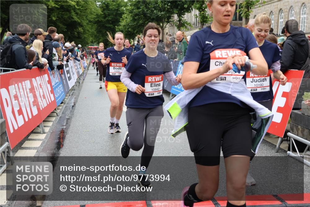 14.06.2026 - REWE Women's Run Strokosch-Dieckow http://msf.ph/oto/9773994 14.06.2026 09:59:45 Ziel 10088, 10190, 10264, 10279, 10280, 10405, 10542, 10567, 10664, 10721, 10858, 11005, 11221, 11275 meine-sportfotos.de