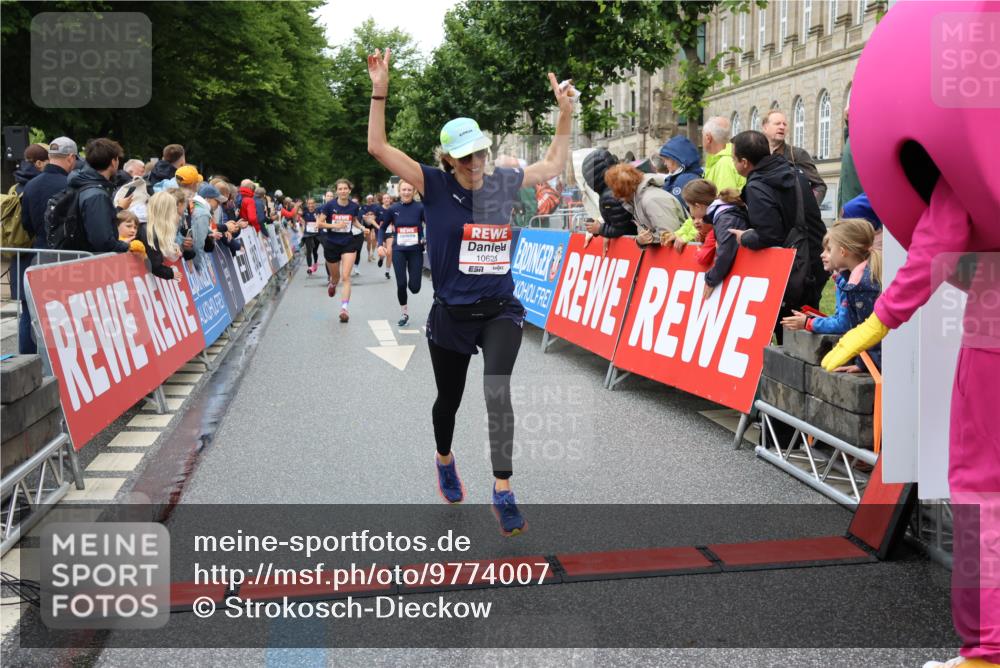 14.06.2026 - REWE Women's Run Strokosch-Dieckow http://msf.ph/oto/9774007 14.06.2026 09:55:52 Ziel 10104, 10119, 10285, 10546, 10600, 10623, 10687, 10745, 10882, 10927 meine-sportfotos.de