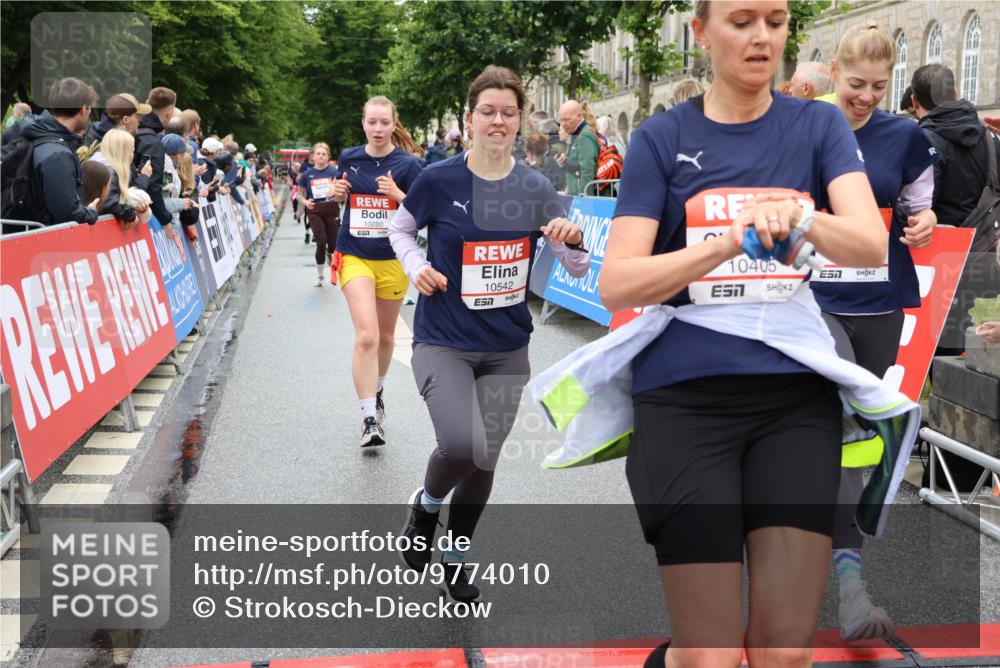 14.06.2026 - REWE Women's Run Strokosch-Dieckow http://msf.ph/oto/9774010 14.06.2026 09:59:45 Ziel 10088, 10190, 10264, 10279, 10280, 10405, 10542, 10567, 10664, 10721, 10858, 11005, 11221, 11275 meine-sportfotos.de