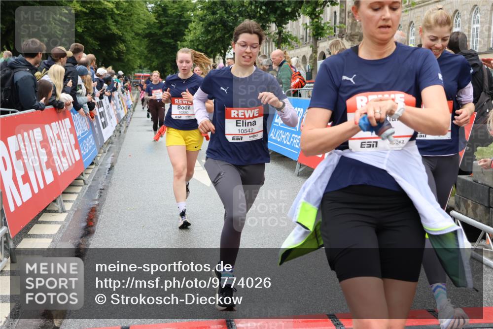 14.06.2026 - REWE Women's Run Strokosch-Dieckow http://msf.ph/oto/9774026 14.06.2026 09:59:46 Ziel 10088, 10190, 10264, 10279, 10280, 10405, 10542, 10567, 10664, 10721, 10858, 11005, 11221, 11275 meine-sportfotos.de
