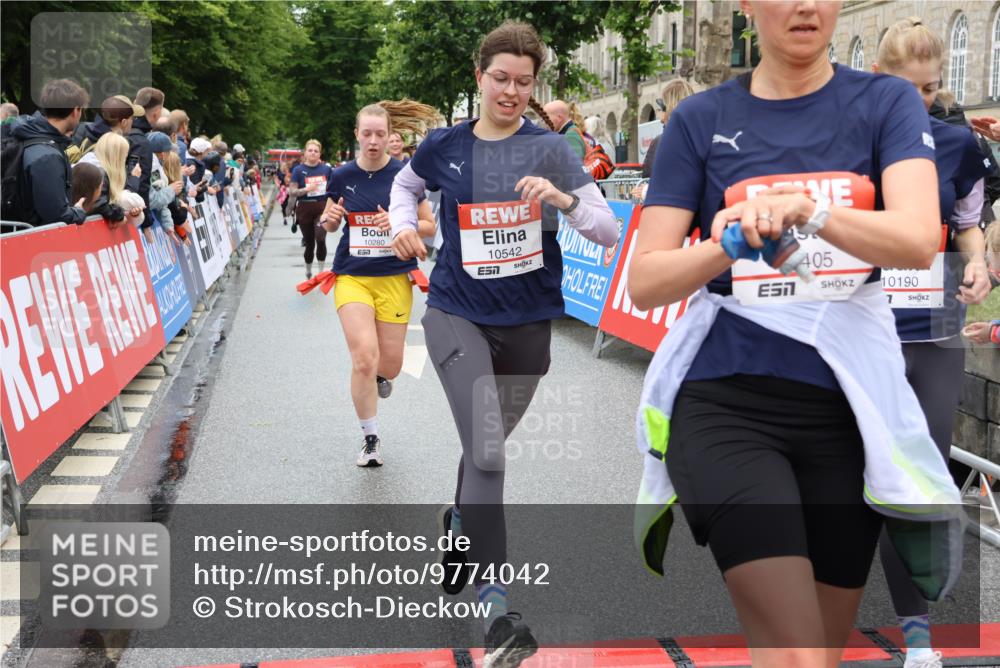 14.06.2026 - REWE Women's Run Strokosch-Dieckow http://msf.ph/oto/9774042 14.06.2026 09:59:46 Ziel 10088, 10190, 10264, 10279, 10280, 10405, 10542, 10567, 10664, 10721, 10858, 11005, 11221, 11275 meine-sportfotos.de