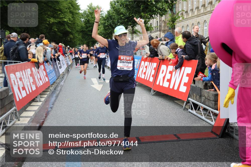 14.06.2026 - REWE Women's Run Strokosch-Dieckow http://msf.ph/oto/9774044 14.06.2026 09:55:52 Ziel 10104, 10119, 10285, 10546, 10600, 10623, 10687, 10745, 10882, 10927 meine-sportfotos.de