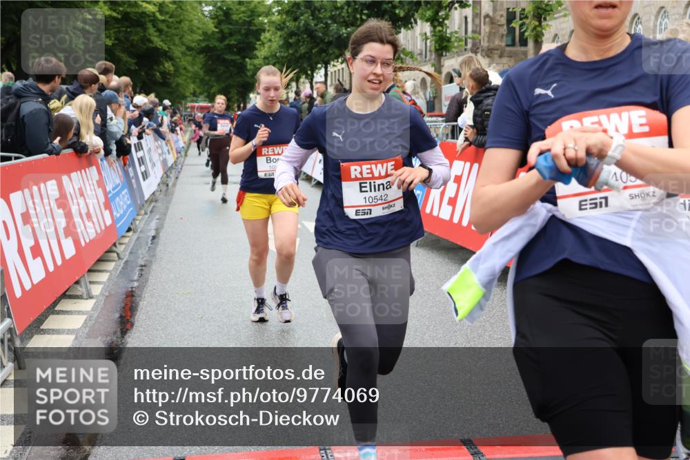 14.06.2026 - REWE Women's Run Strokosch-Dieckow http://msf.ph/oto/9774069 14.06.2026 09:59:46 Ziel 10088, 10190, 10264, 10279, 10280, 10405, 10542, 10567, 10664, 10721, 10858, 11005, 11221, 11275 meine-sportfotos.de