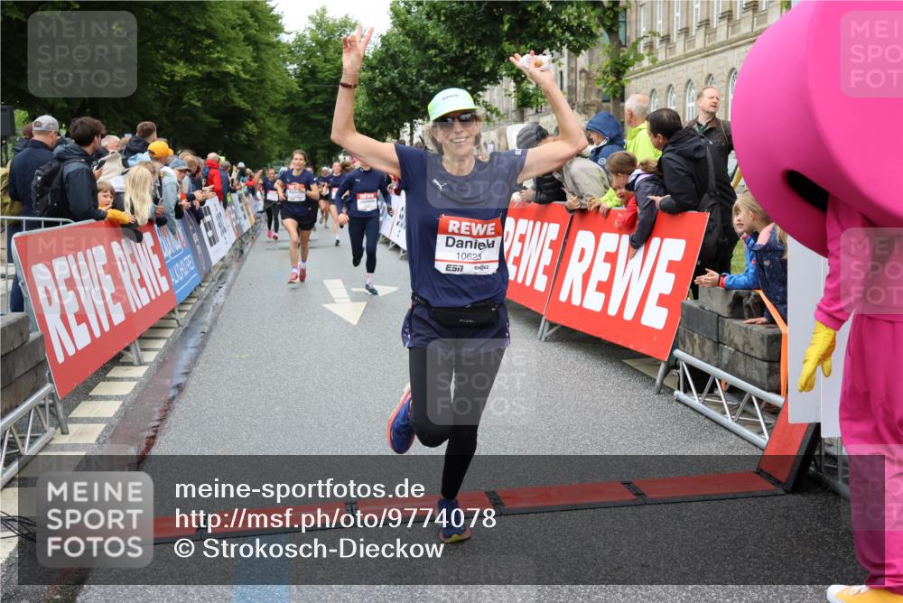 14.06.2026 - REWE Women's Run Strokosch-Dieckow http://msf.ph/oto/9774078 14.06.2026 09:55:52 Ziel 10104, 10119, 10285, 10546, 10600, 10623, 10687, 10745, 10882, 10927 meine-sportfotos.de