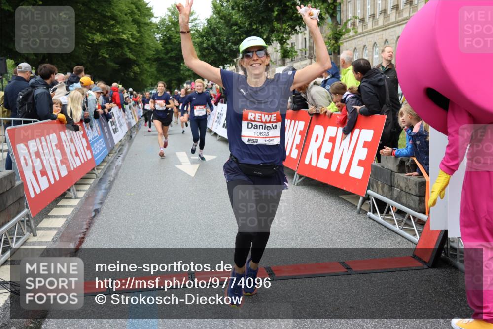 14.06.2026 - REWE Women's Run Strokosch-Dieckow http://msf.ph/oto/9774096 14.06.2026 09:55:52 Ziel 10104, 10119, 10285, 10546, 10600, 10623, 10687, 10745, 10882, 10927 meine-sportfotos.de