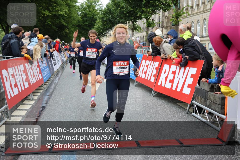 14.06.2026 - REWE Women's Run Strokosch-Dieckow http://msf.ph/oto/9774114 14.06.2026 09:55:54 Ziel 10119, 10285, 10546, 10600, 10623, 10687, 10745, 10796, 10874, 10882, 10927 meine-sportfotos.de