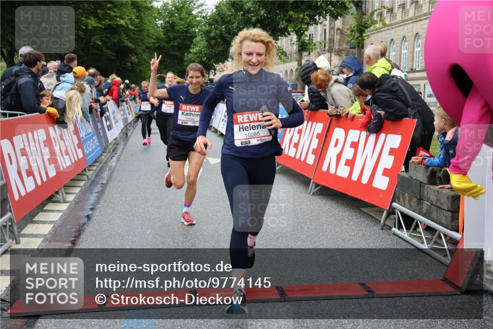 14.06.2026 - REWE Women's Run Strokosch-Dieckow http://msf.ph/oto/9774145 14.06.2026 09:55:54 Ziel 10119, 10285, 10546, 10600, 10623, 10687, 10745, 10796, 10874, 10882, 10927 meine-sportfotos.de