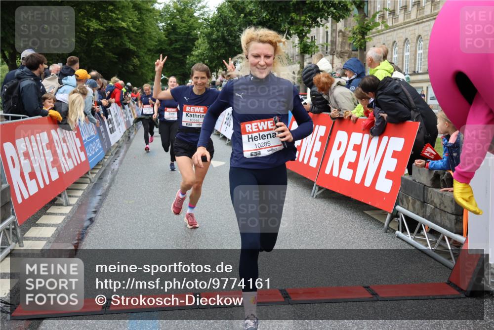 14.06.2026 - REWE Women's Run Strokosch-Dieckow http://msf.ph/oto/9774161 14.06.2026 09:55:54 Ziel 10119, 10285, 10546, 10600, 10623, 10687, 10745, 10796, 10874, 10882, 10927 meine-sportfotos.de