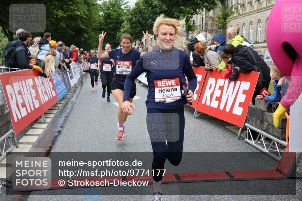 14.06.2026 - REWE Women's Run Strokosch-Dieckow http://msf.ph/oto/9774177 14.06.2026 09:55:54 Ziel 10119, 10285, 10546, 10600, 10623, 10687, 10745, 10796, 10874, 10882, 10927 meine-sportfotos.de