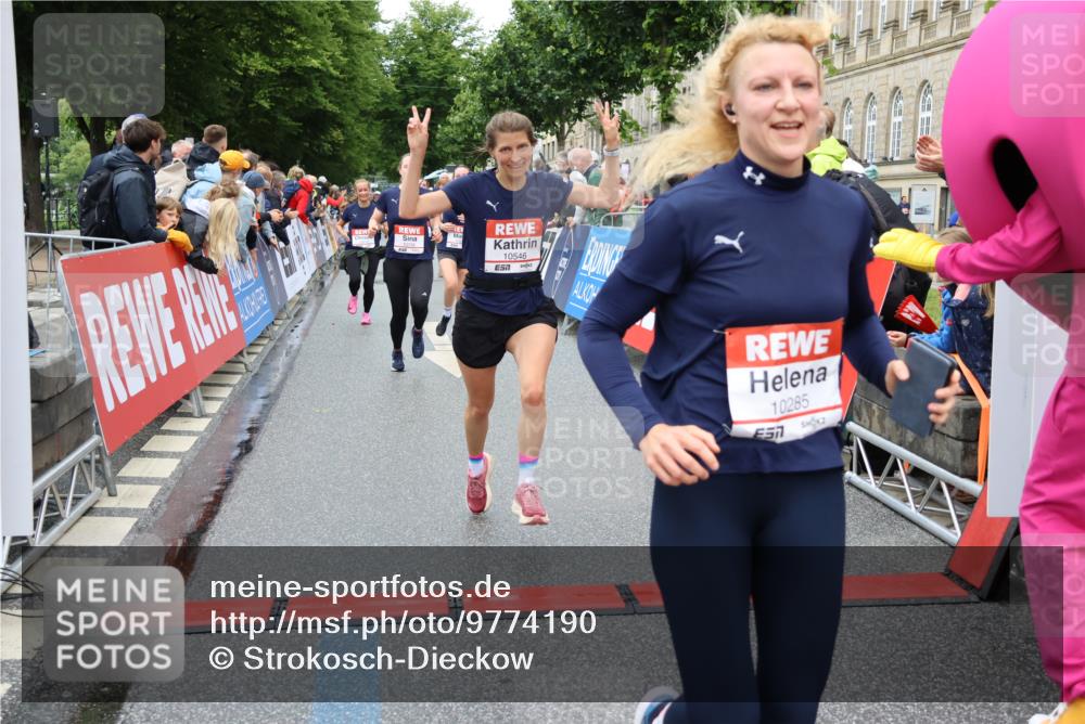 14.06.2026 - REWE Women's Run Strokosch-Dieckow http://msf.ph/oto/9774190 14.06.2026 09:55:54 Ziel 10119, 10285, 10546, 10600, 10623, 10687, 10745, 10796, 10874, 10882, 10927 meine-sportfotos.de