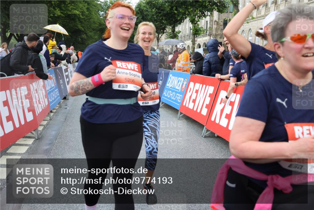 14.06.2026 - REWE Women's Run Strokosch-Dieckow http://msf.ph/oto/9774193 14.06.2026 11:08:19 Ziel 5016, 5018, 5019, 5201, 5206, 5478, 5807 meine-sportfotos.de
