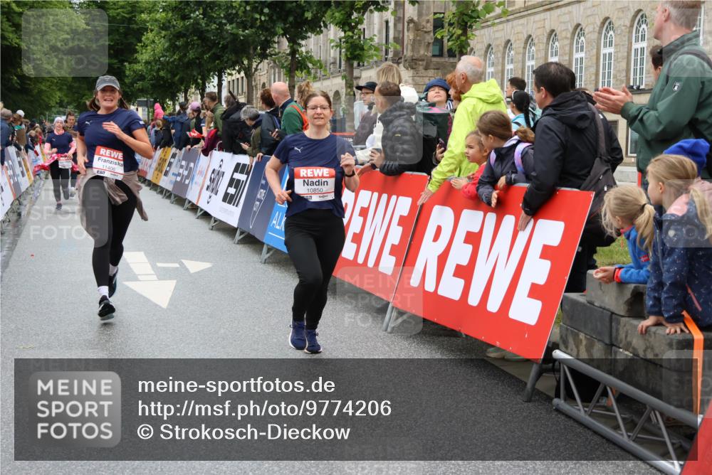 14.06.2026 - REWE Women's Run Strokosch-Dieckow http://msf.ph/oto/9774206 14.06.2026 09:59:51 Ziel 10190, 10280, 10405, 10542, 10567, 10664, 10850, 11221, 11371, 11406 meine-sportfotos.de