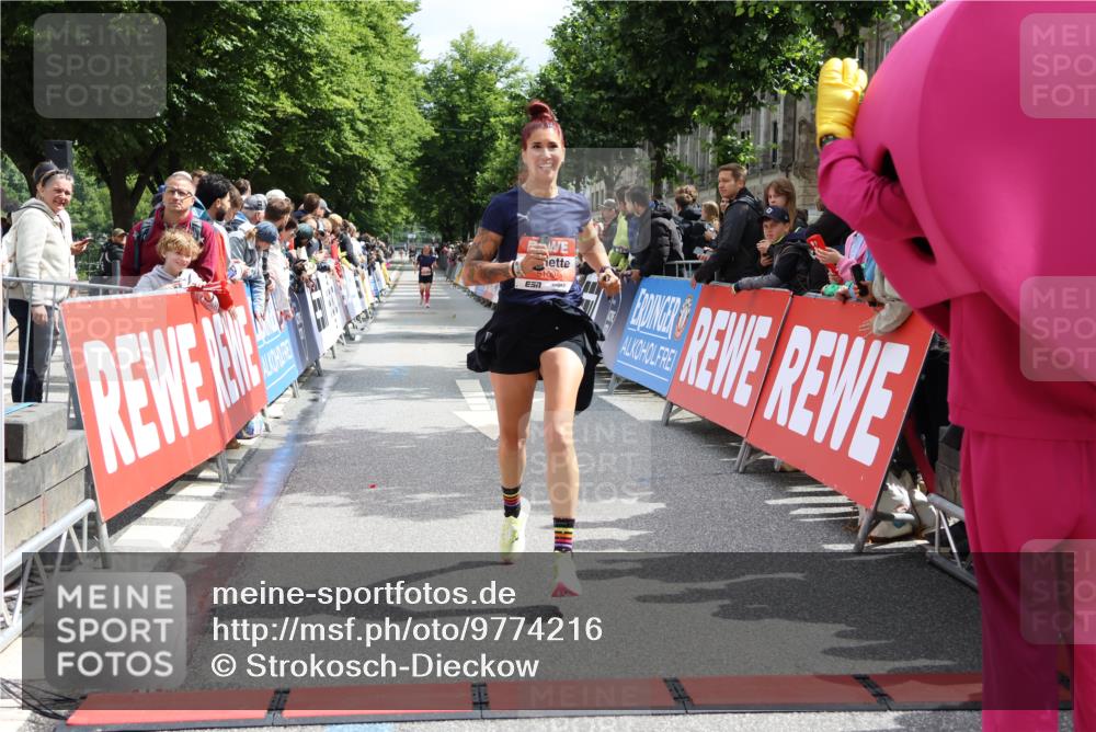 14.06.2026 - REWE Women's Run Strokosch-Dieckow http://msf.ph/oto/9774216 14.06.2026 10:53:38 Ziel 5026, 5109 meine-sportfotos.de