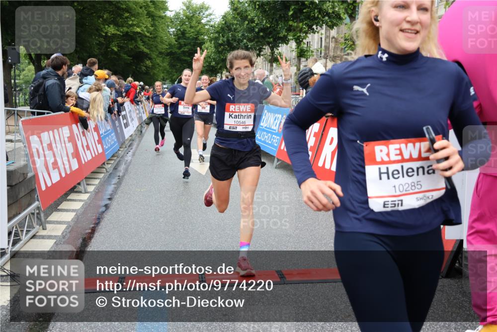 14.06.2026 - REWE Women's Run Strokosch-Dieckow http://msf.ph/oto/9774220 14.06.2026 09:55:55 Ziel 10119, 10285, 10546, 10623, 10687, 10745, 10796, 10874, 10882, 10927 meine-sportfotos.de