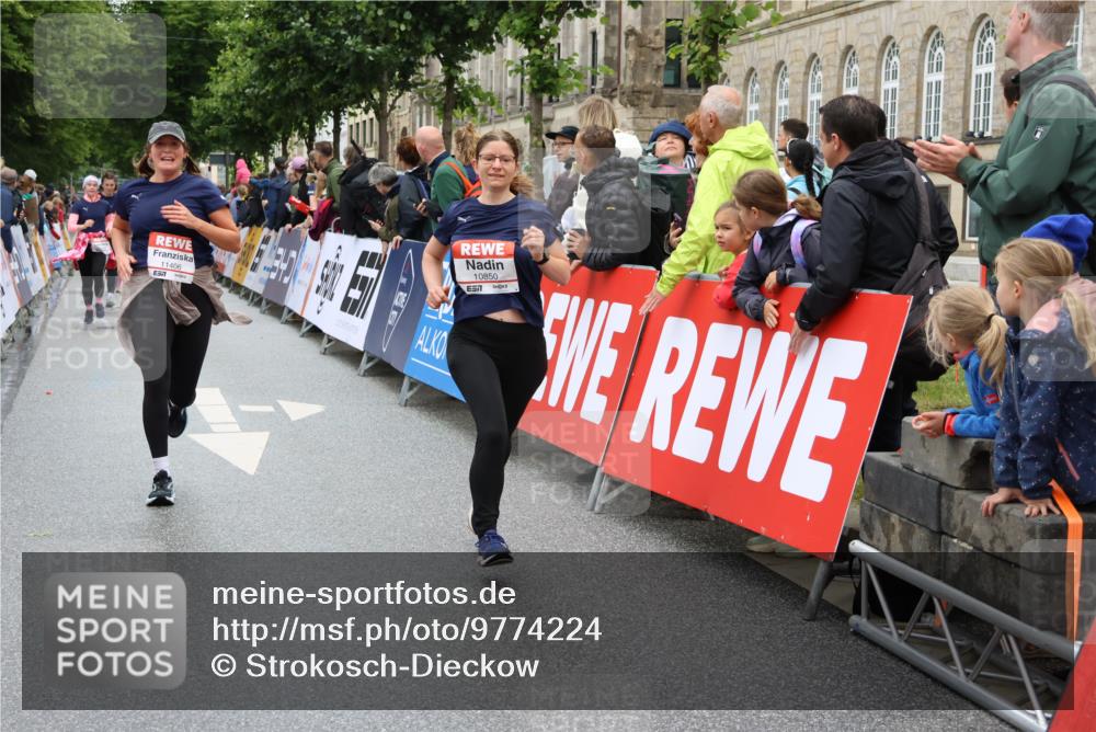 14.06.2026 - REWE Women's Run Strokosch-Dieckow http://msf.ph/oto/9774224 14.06.2026 09:59:51 Ziel 10190, 10280, 10405, 10542, 10567, 10664, 10850, 11221, 11371, 11406 meine-sportfotos.de