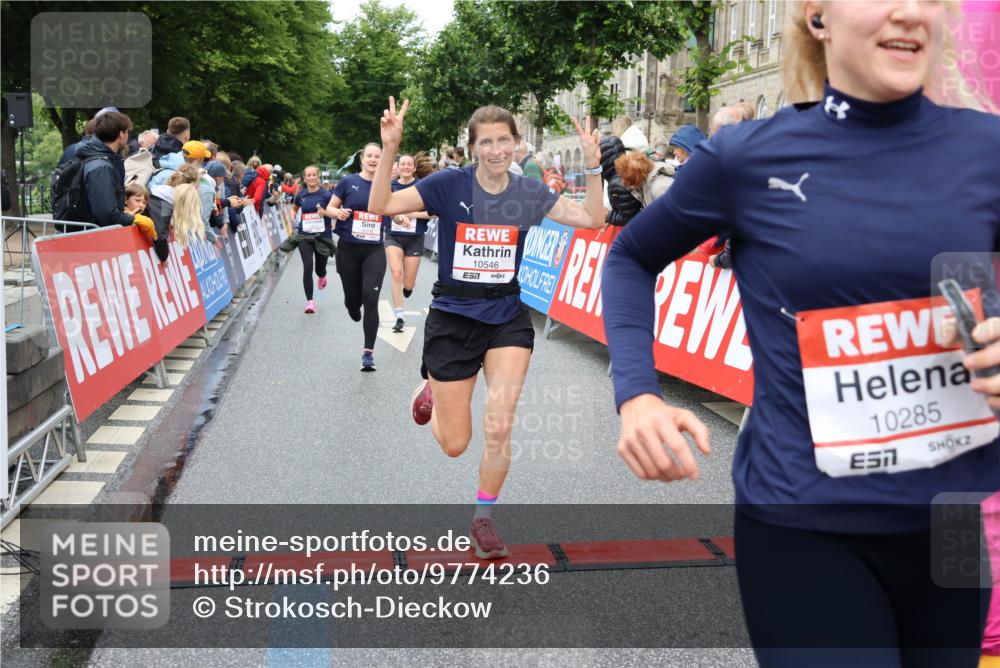 14.06.2026 - REWE Women's Run Strokosch-Dieckow http://msf.ph/oto/9774236 14.06.2026 09:55:55 Ziel 10119, 10285, 10546, 10623, 10687, 10745, 10796, 10874, 10882, 10927 meine-sportfotos.de