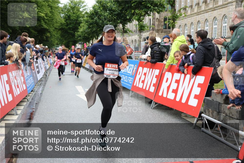 14.06.2026 - REWE Women's Run Strokosch-Dieckow http://msf.ph/oto/9774242 14.06.2026 09:59:52 Ziel 10190, 10280, 10405, 10542, 10567, 10616, 10664, 10850, 10881, 11221, 11371, 11406 meine-sportfotos.de