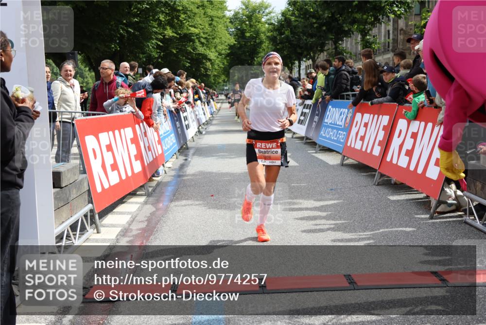 14.06.2026 - REWE Women's Run Strokosch-Dieckow http://msf.ph/oto/9774257 14.06.2026 10:53:32 Ziel 5026, 5978 meine-sportfotos.de
