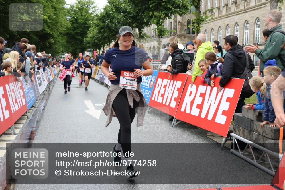14.06.2026 - REWE Women's Run Strokosch-Dieckow http://msf.ph/oto/9774258 14.06.2026 09:59:52 Ziel 10190, 10280, 10405, 10542, 10567, 10616, 10664, 10850, 10881, 11221, 11371, 11406 meine-sportfotos.de