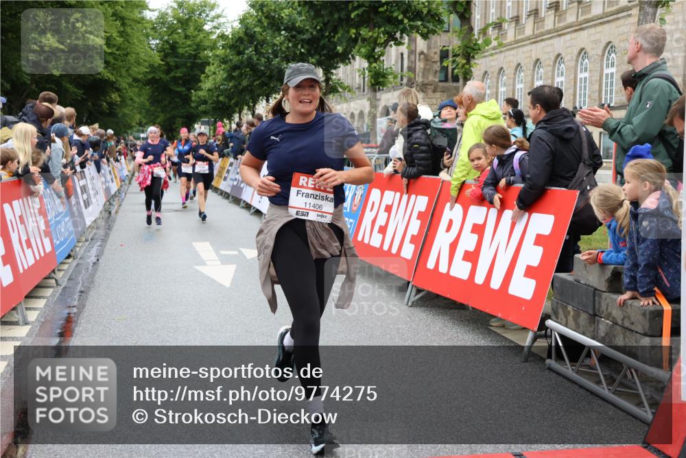 14.06.2026 - REWE Women's Run Strokosch-Dieckow http://msf.ph/oto/9774275 14.06.2026 09:59:52 Ziel 10190, 10280, 10405, 10542, 10567, 10616, 10664, 10850, 10881, 11221, 11371, 11406 meine-sportfotos.de