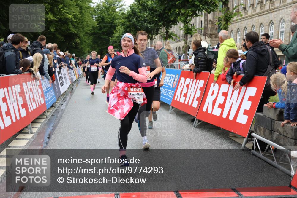 14.06.2026 - REWE Women's Run Strokosch-Dieckow http://msf.ph/oto/9774293 14.06.2026 09:59:55 Ziel 10093, 10556, 10567, 10616, 10850, 10881, 11221, 11371, 11406, 11441 meine-sportfotos.de