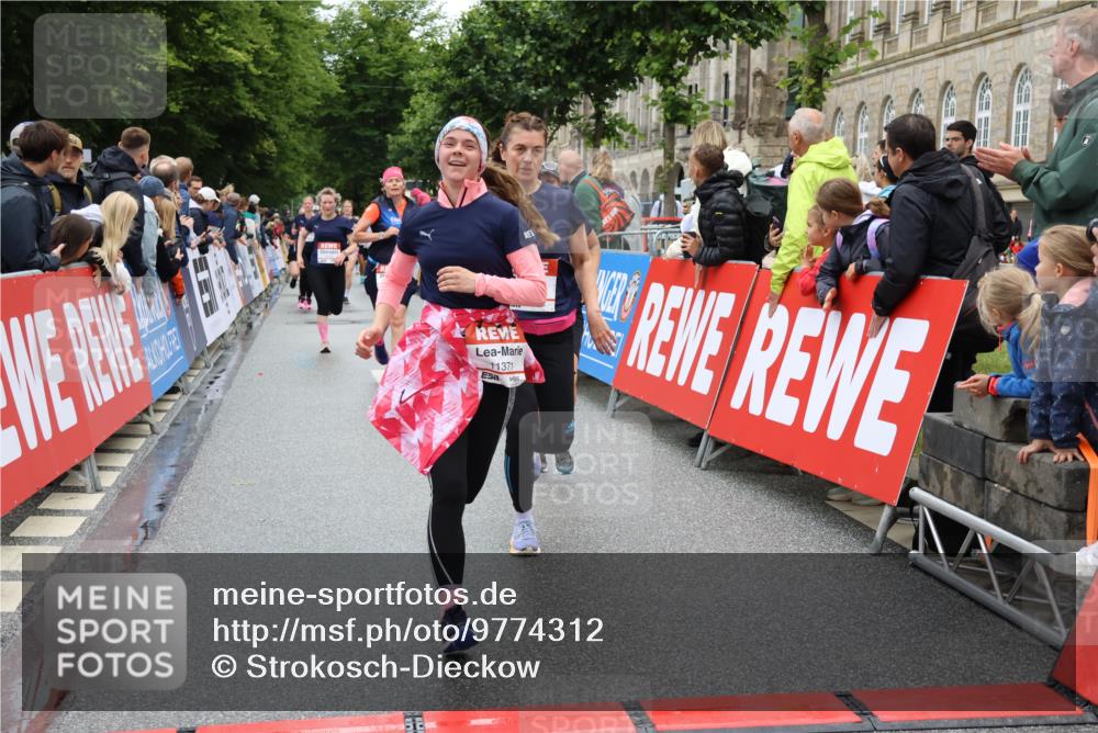 14.06.2026 - REWE Women's Run Strokosch-Dieckow http://msf.ph/oto/9774312 14.06.2026 09:59:55 Ziel 10093, 10556, 10567, 10616, 10850, 10881, 11221, 11371, 11406, 11441 meine-sportfotos.de