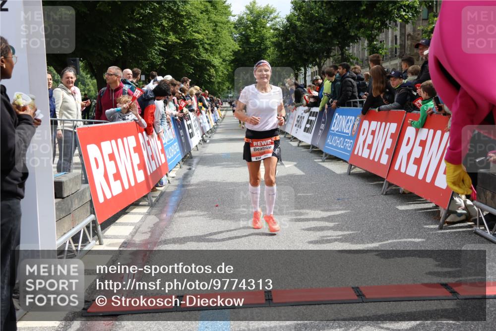 14.06.2026 - REWE Women's Run Strokosch-Dieckow http://msf.ph/oto/9774313 14.06.2026 10:53:32 Ziel 5026, 5978 meine-sportfotos.de