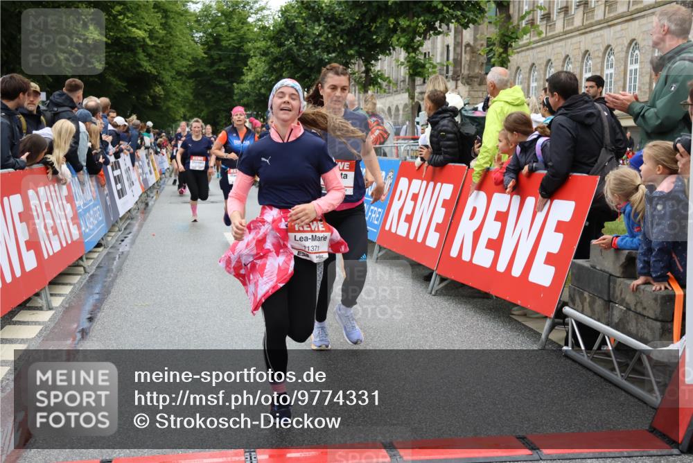 14.06.2026 - REWE Women's Run Strokosch-Dieckow http://msf.ph/oto/9774331 14.06.2026 09:59:56 Ziel 10093, 10556, 10567, 10616, 10850, 10881, 11221, 11371, 11406, 11441 meine-sportfotos.de