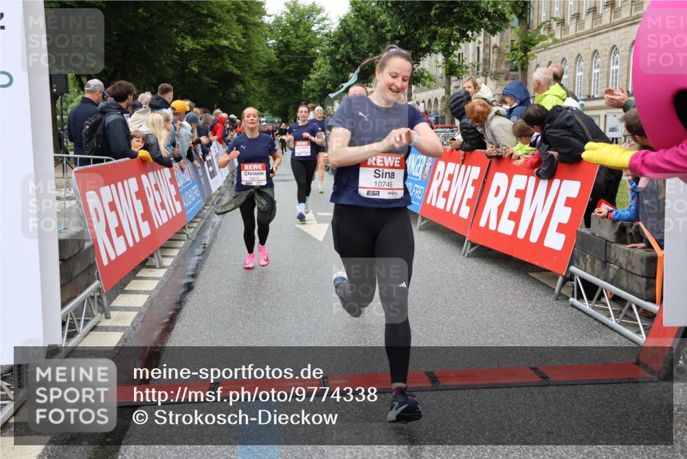 14.06.2026 - REWE Women's Run Strokosch-Dieckow http://msf.ph/oto/9774338 14.06.2026 09:55:56 Ziel 10285, 10546, 10623, 10745, 10796, 10874, 10882, 11409 meine-sportfotos.de