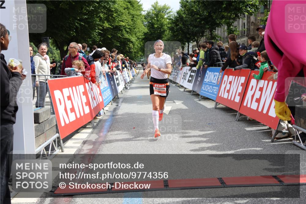 14.06.2026 - REWE Women's Run Strokosch-Dieckow http://msf.ph/oto/9774356 14.06.2026 10:53:32 Ziel 5026, 5978 meine-sportfotos.de