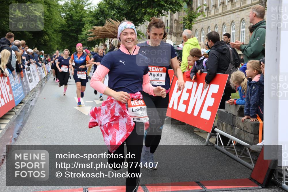 14.06.2026 - REWE Women's Run Strokosch-Dieckow http://msf.ph/oto/9774407 14.06.2026 09:59:56 Ziel 10093, 10556, 10567, 10616, 10850, 10881, 11221, 11371, 11406, 11441 meine-sportfotos.de