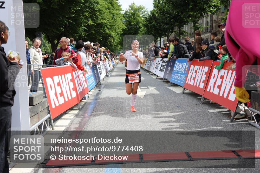 14.06.2026 - REWE Women's Run Strokosch-Dieckow http://msf.ph/oto/9774408 14.06.2026 10:53:32 Ziel 5026, 5978 meine-sportfotos.de