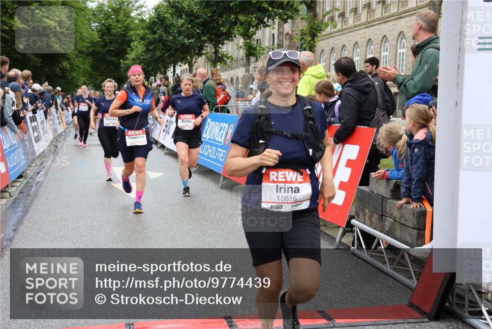 14.06.2026 - REWE Women's Run Strokosch-Dieckow http://msf.ph/oto/9774439 14.06.2026 09:59:57 Ziel 10093, 10556, 10567, 10616, 10850, 10881, 11138, 11221, 11371, 11406, 11441 meine-sportfotos.de