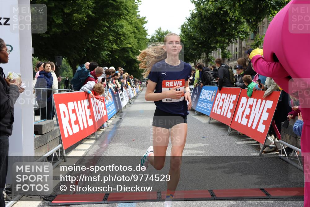14.06.2026 - REWE Women's Run Strokosch-Dieckow http://msf.ph/oto/9774529 14.06.2026 10:53:22 Ziel 5493, 5694, 5815, 5990 meine-sportfotos.de