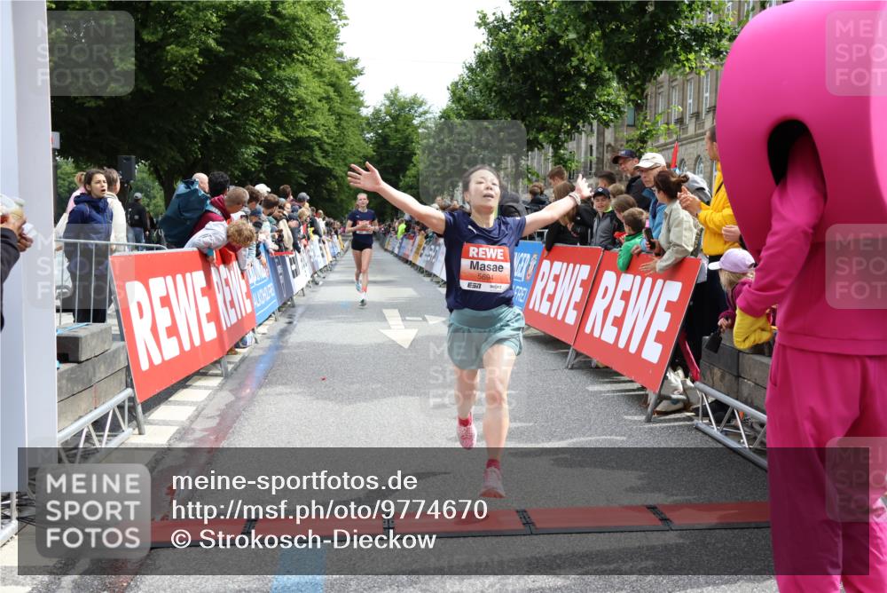 14.06.2026 - REWE Women's Run Strokosch-Dieckow http://msf.ph/oto/9774670 14.06.2026 10:53:19 Ziel 5306, 5493, 5694, 5815, 5990 meine-sportfotos.de