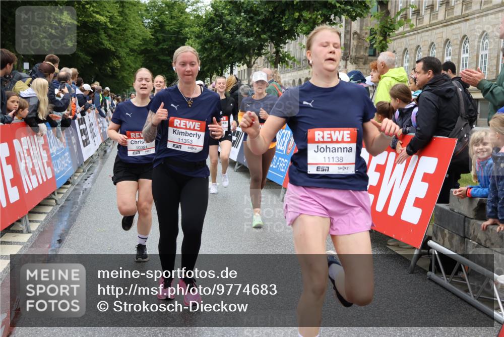 14.06.2026 - REWE Women's Run Strokosch-Dieckow http://msf.ph/oto/9774683 14.06.2026 10:00:02 Ziel 10055, 10058, 10082, 10083, 10093, 10391, 10556, 10565, 10616, 10777, 10881, 11138, 11353, 11371, 11441, 11446 meine-sportfotos.de