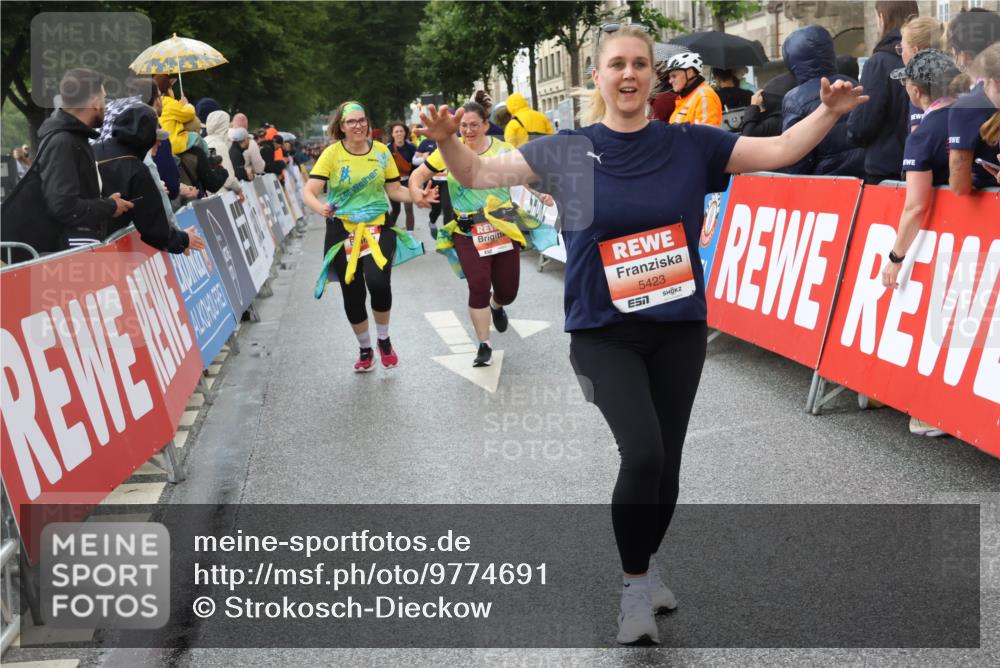 14.06.2026 - REWE Women's Run Strokosch-Dieckow http://msf.ph/oto/9774691 14.06.2026 11:08:03 Ziel 5065, 5313, 5327, 5397, 5423, 5664, 5752 meine-sportfotos.de